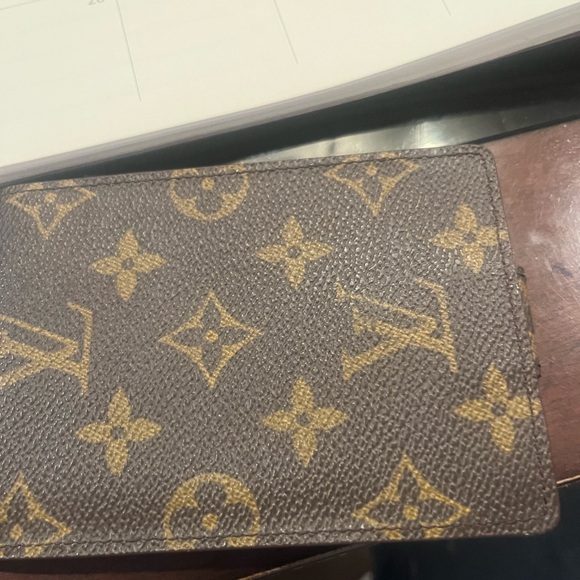 Like New & 100% authentic Louis Vuitton Unisex Wallet. Great for cards & money. - Picture 9 of 12
